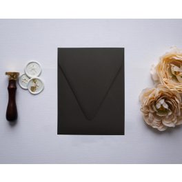 Fekete színű rövidebb oldalon nyíló díszboríték - i8