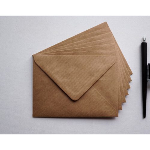 Kraft boríték textúrált papírból - i8 