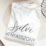 Készülődős köntös egyedi felirattal - fehér