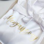 Készülődős köntös egyedi felirattal - fehér