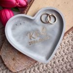 Két kezdőbetűs szív tálka kalligrafikus betűtípussal és dátummal 