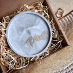 Két kezdőbetűs kis tálka kalligrafikus betűtípussal 