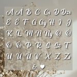 Két kezdőbetűs kis tálka kalligrafikus betűtípussal 