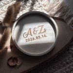 Két kezdőbetűs kis tálka kalligrafikus betűtípussal + dátummal