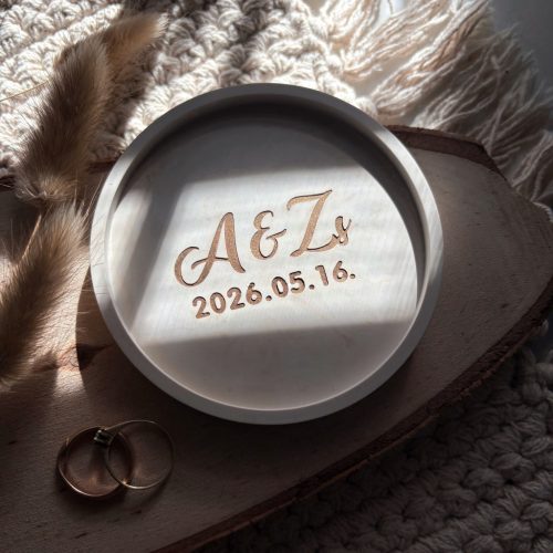 Két kezdőbetűs kis tálka kalligrafikus betűtípussal + dátummal