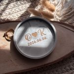 Két kezdőbetűs kis tálka kalligrafikus betűtípussal + dátummal