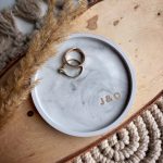 Két kezdőbetűs kis tálka nyomtatott betűtípussal 