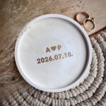 Két kezdőbetűs kis tálka nyomtatott betűtípussal + dátummal