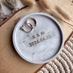 Két kezdőbetűs kis tálka nyomtatott betűtípussal + dátummal