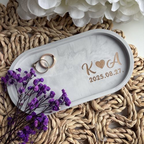 Két kezdőbetűs közepes tálka kalligrafikus betűtípussal és dátummal 